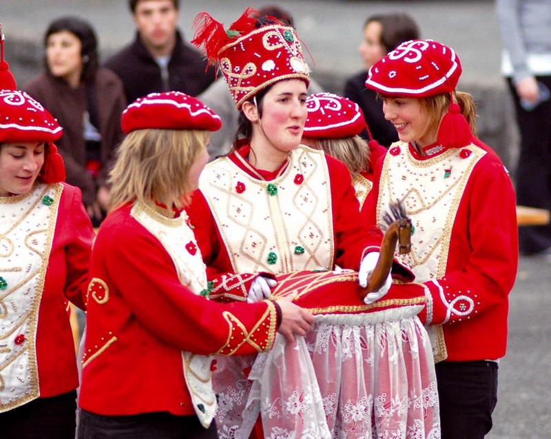 Emazteen leküa dantzan..??