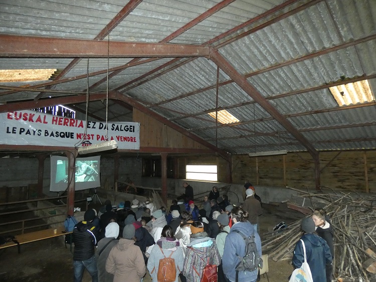 Oküpazione sinbolika  egin da Etxebarren