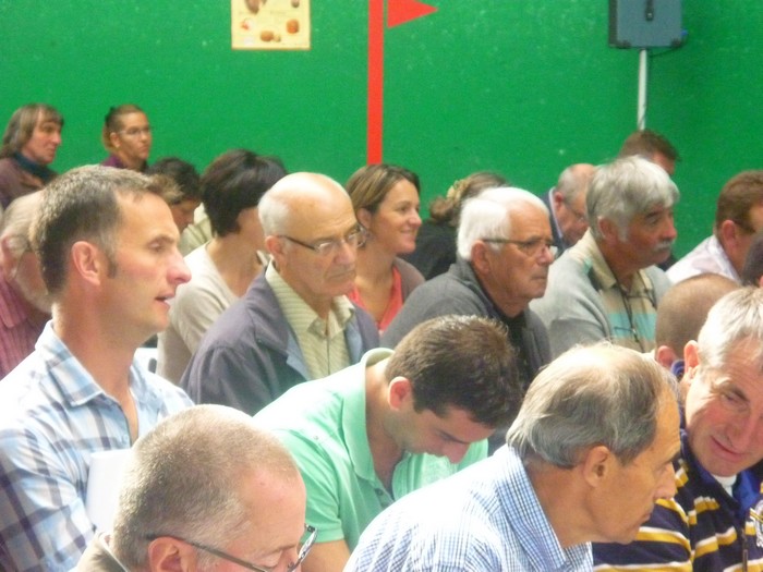 Argazkiaren erdian sormakaren bi sortzaileak