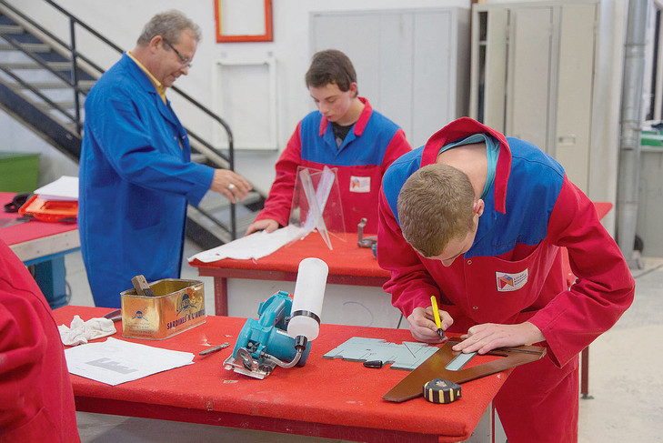 Ofiziale mündükoak aprendizgoaren geroaz lotsa