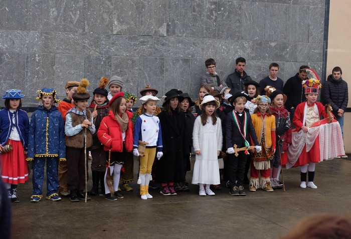 Haurrek ere maskaraden emaiten badaküe