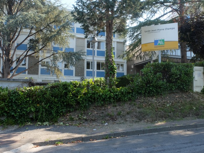 Champo lizeoak bere bortak zabaltzen dütü neskenegünean