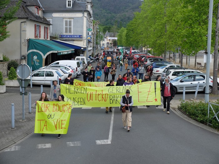 Alkarretaratze jentetsü eta koloretsü egin dira atzo Maulen