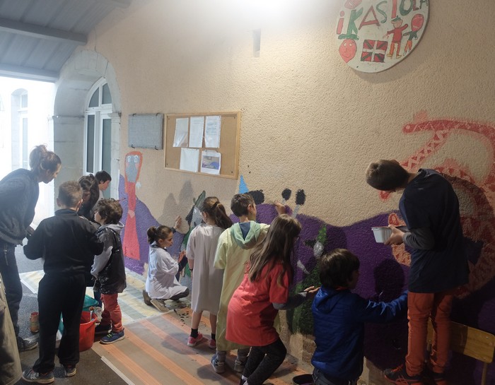 Laminek Eperra ikastolako mürrüak freskatü dütüe