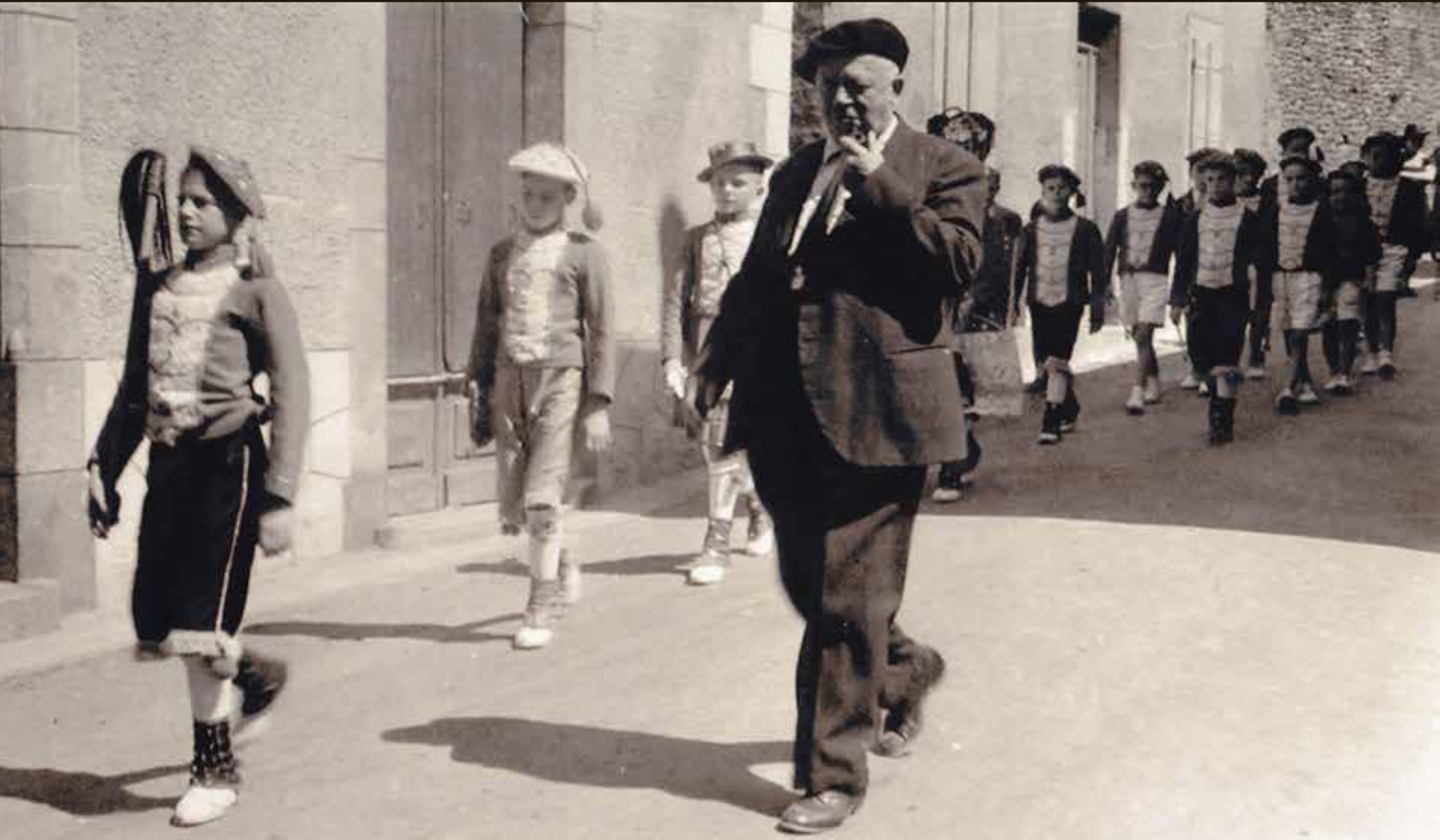 Atarratzeko dantza eskola 130 urte.