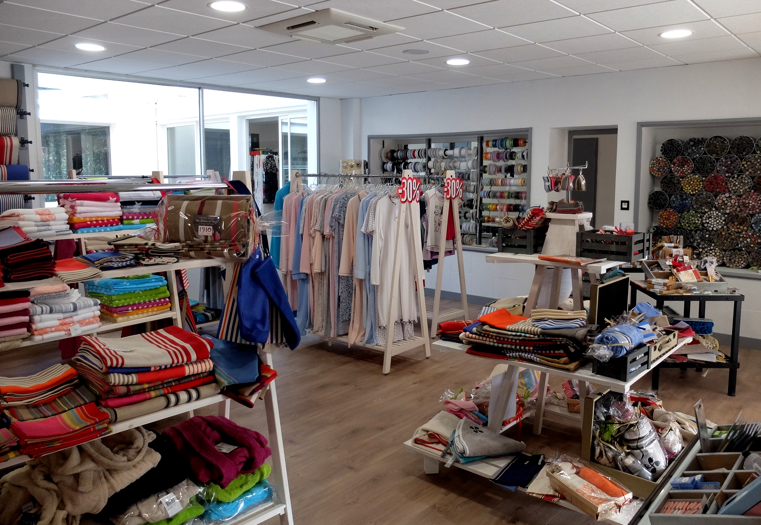 Etche Déco saltegia arraberritürik, eskeintza zabala egiten deizüe.