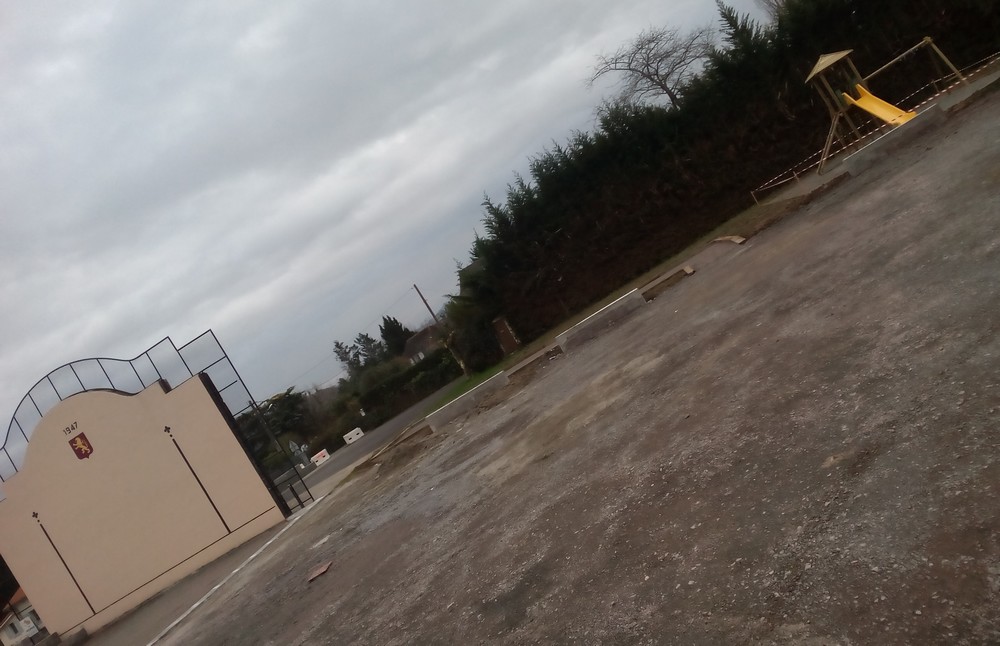 Ezpeizeko plazan, obrak hasirik dira.