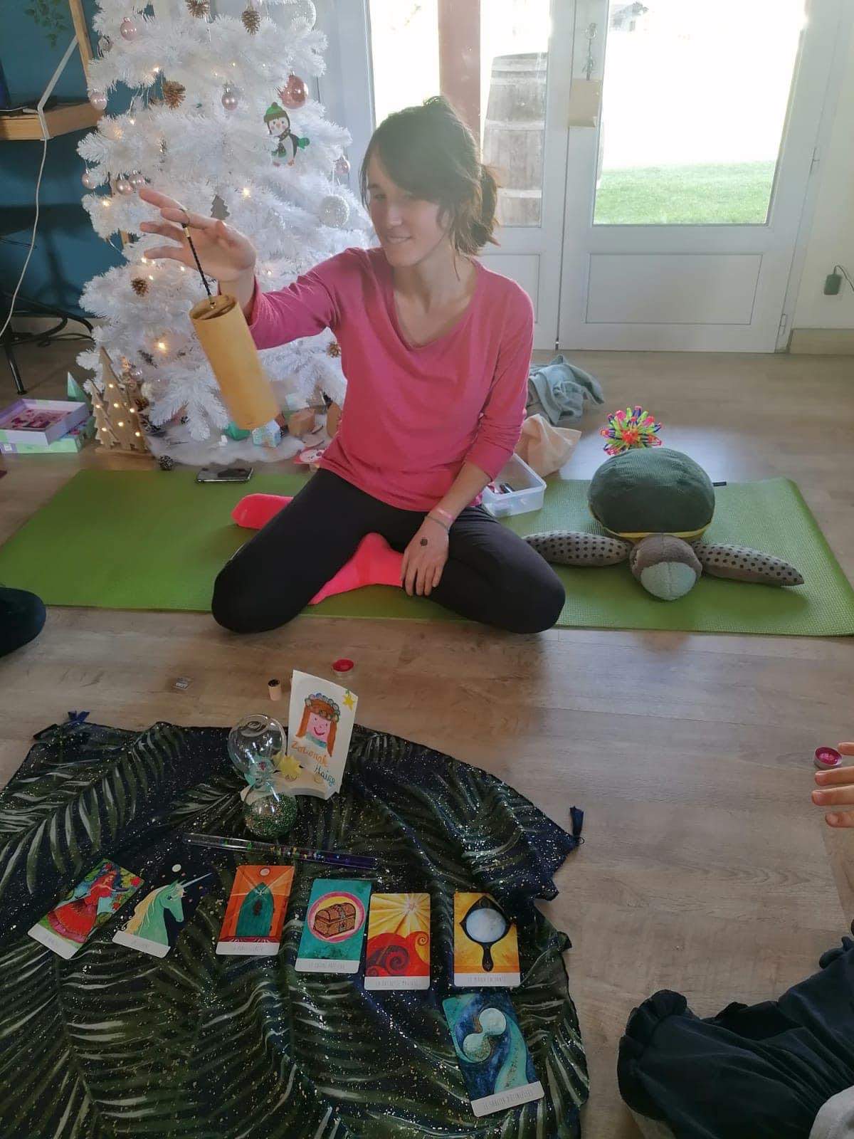 Familien yoga kurtsoak proposatzen dütü Marion Cazenave bildoztarrak