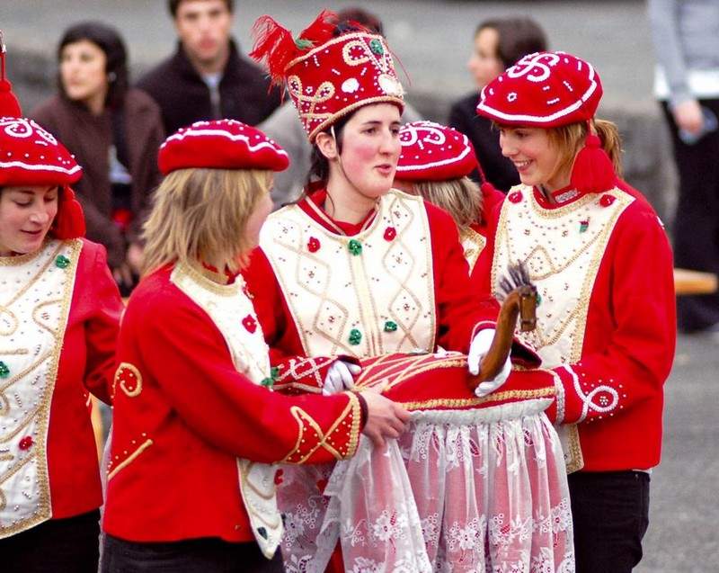 Emazteen leküa dantzan..??