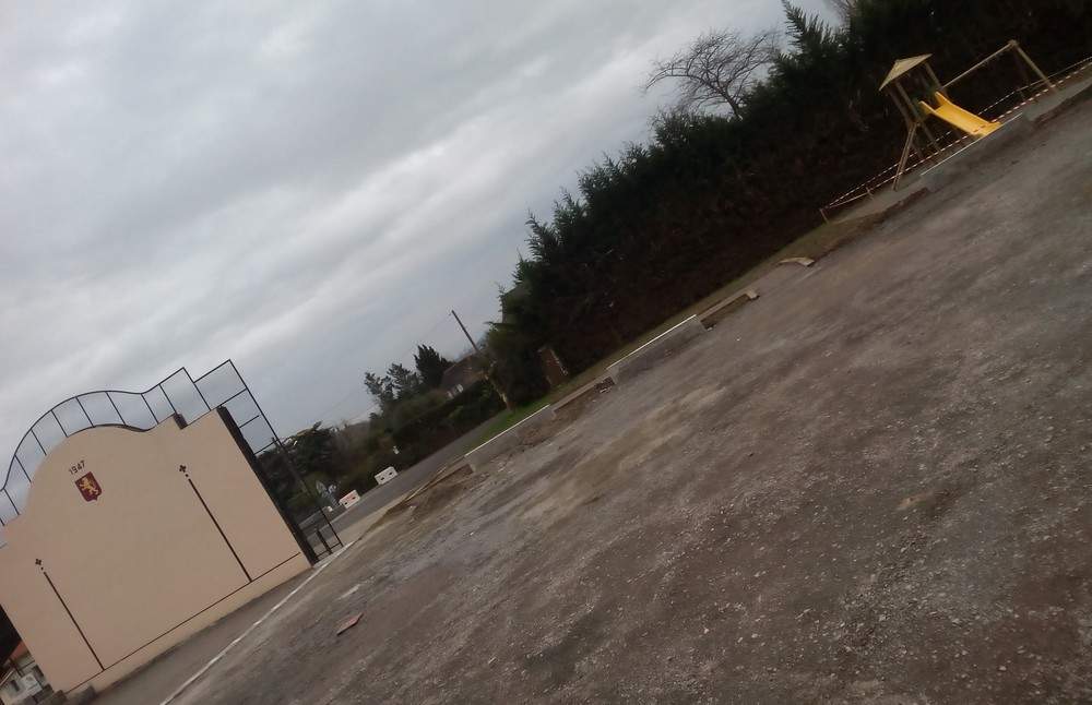 Ezpeizeko plazan, obrak hasirik dira.