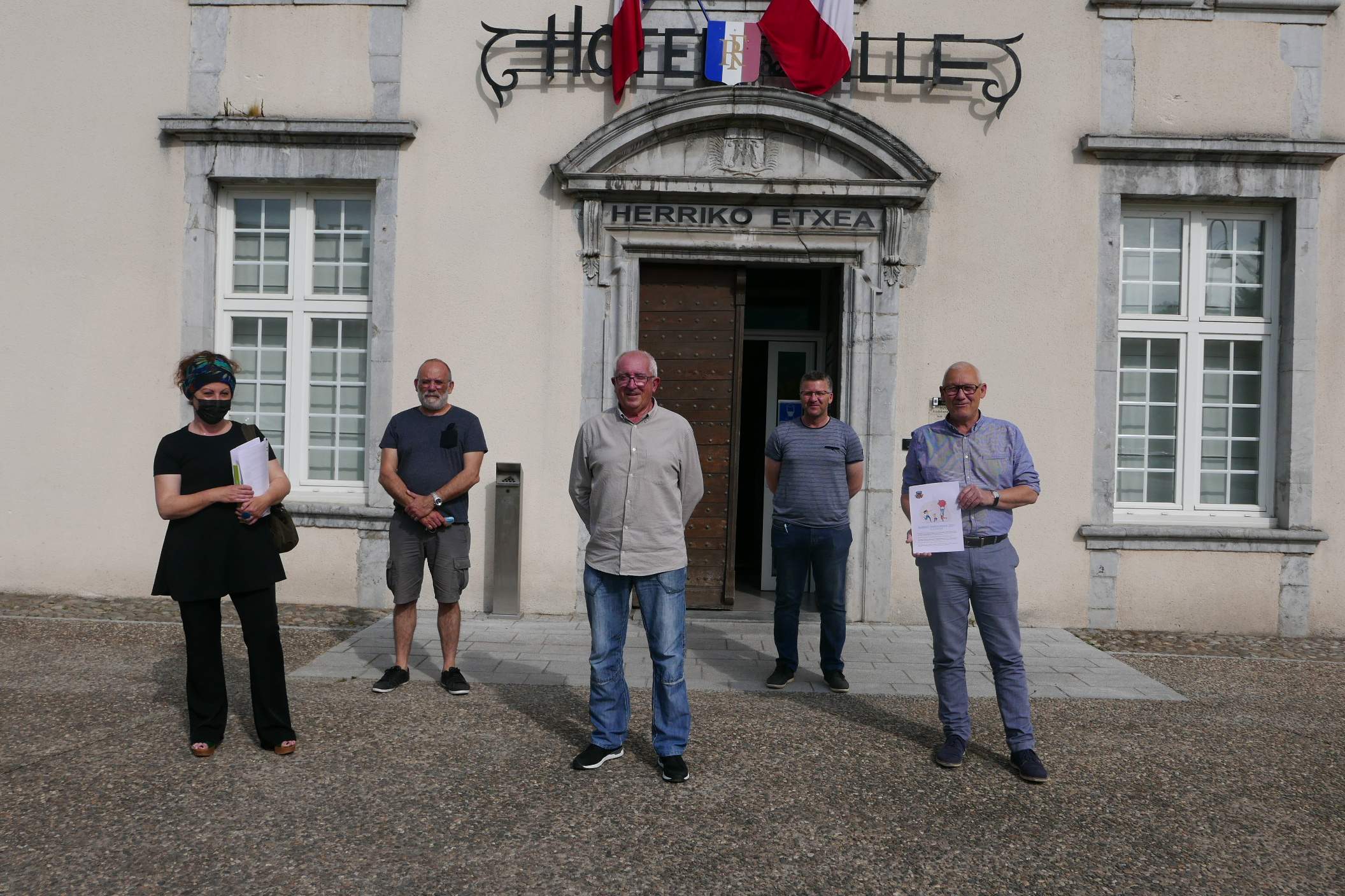 Mauleko herriko etxeak sos lagüngoa berri bat plantan jarri dü !