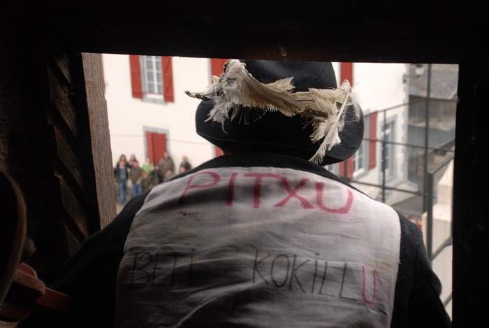 Pitxu Xorrotxari mintzo eliza gainetik